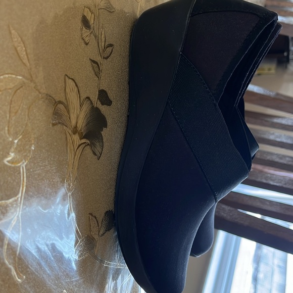 Crocs - Picture 2 of 4